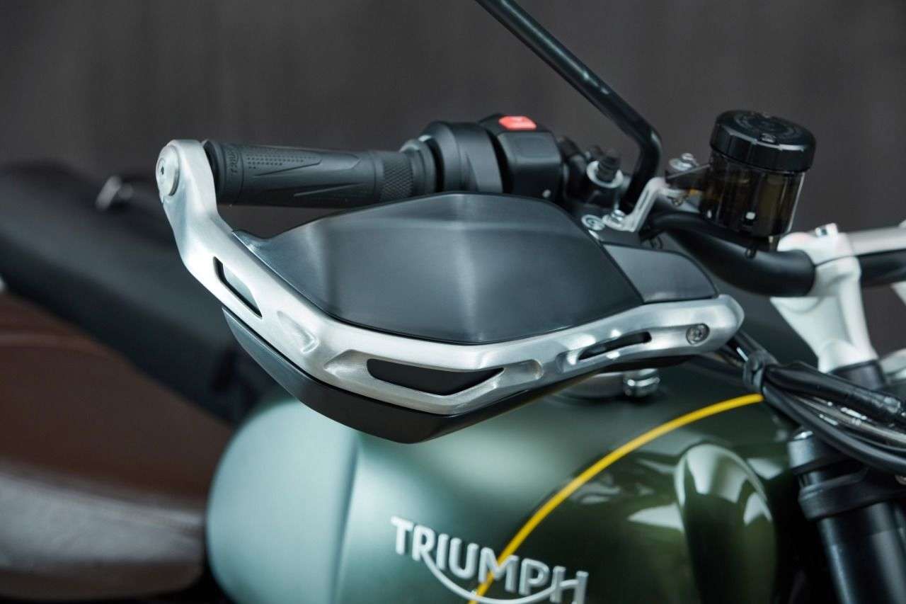 Mit Handguards und Offroad-Fußrasten signalisiert die Scrambler harte Nehmerqualitäten ...