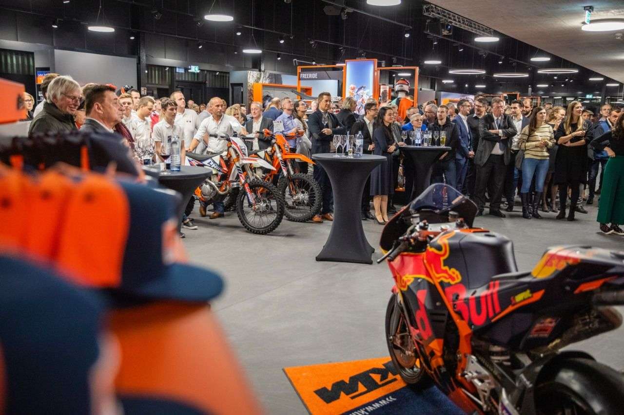 Bikes und Prominente beim Braumandl. Zur Eröffnung kam die KTM-Kavallerie.