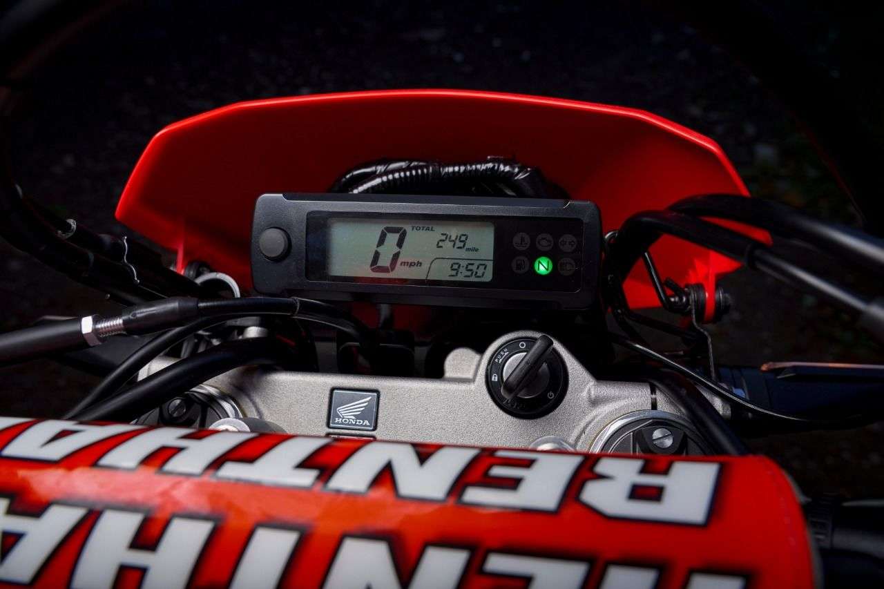 gut lesbares, kompaktes LCD-Cockpit
