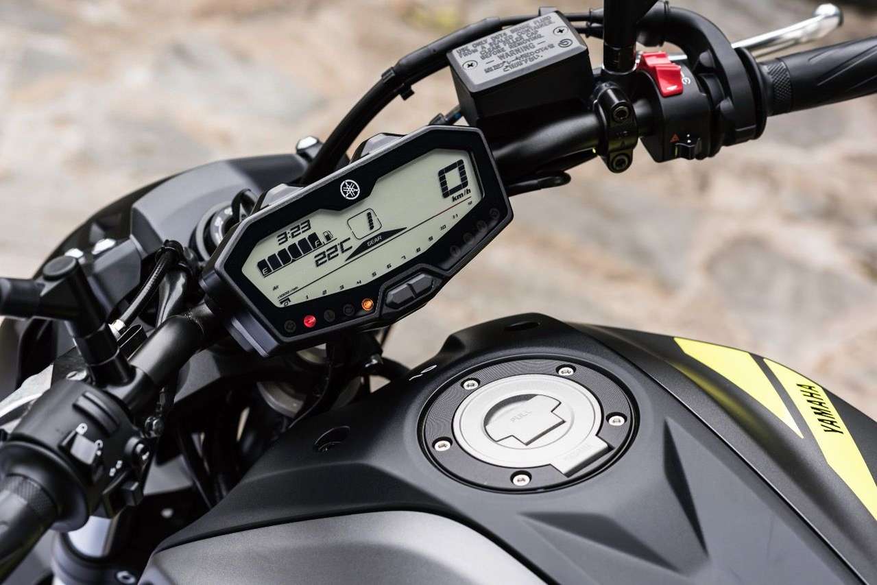 Die Yamaha MT-07 besitzt weiterhin ein knackiges, aber übersichtliches Cockpit und nun auch einen coolen, schwarzen Lenker.