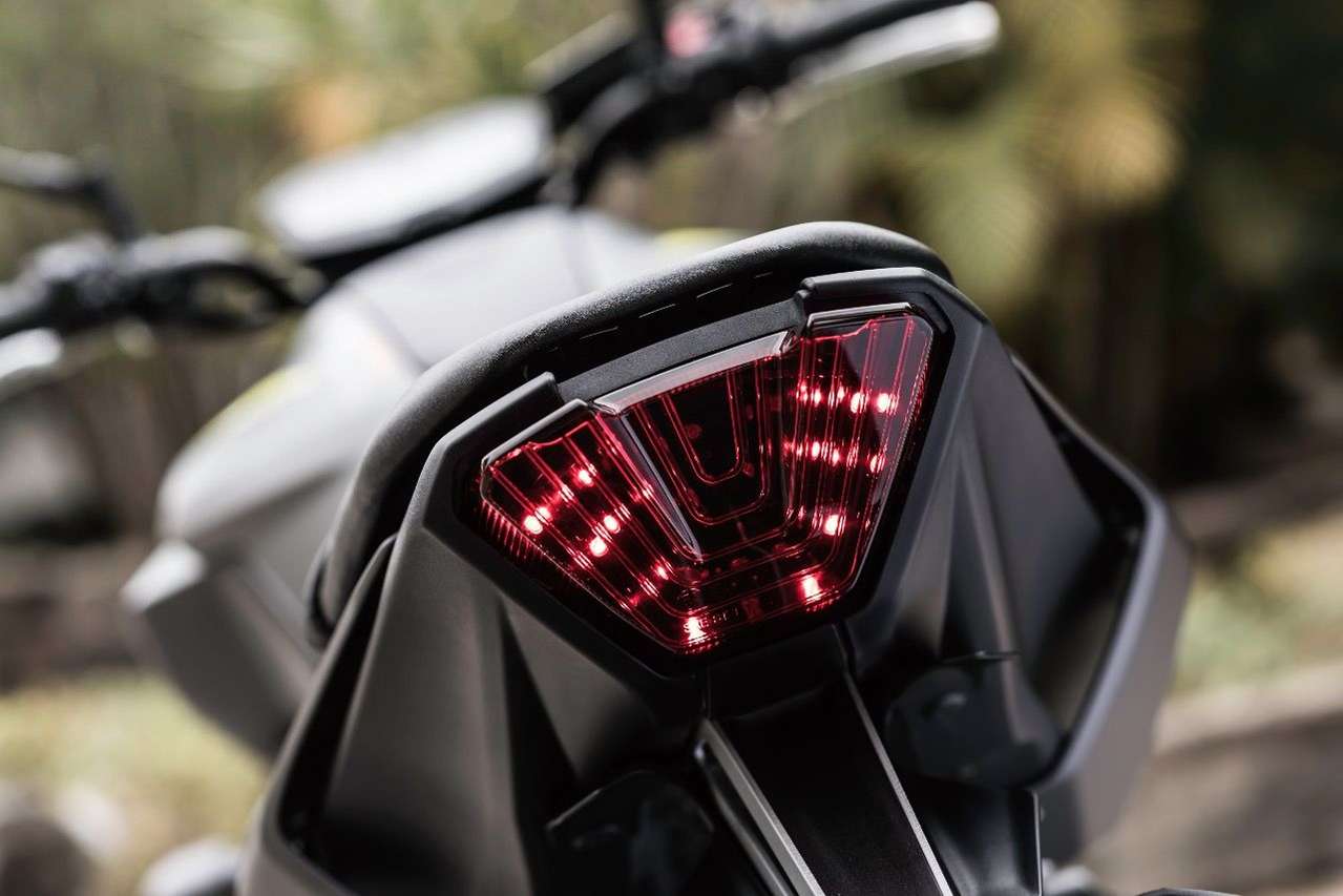 Rücklicht der Yamaha MT-07 nun im Stil der großen Schwester – sehr hübsch gelungen.