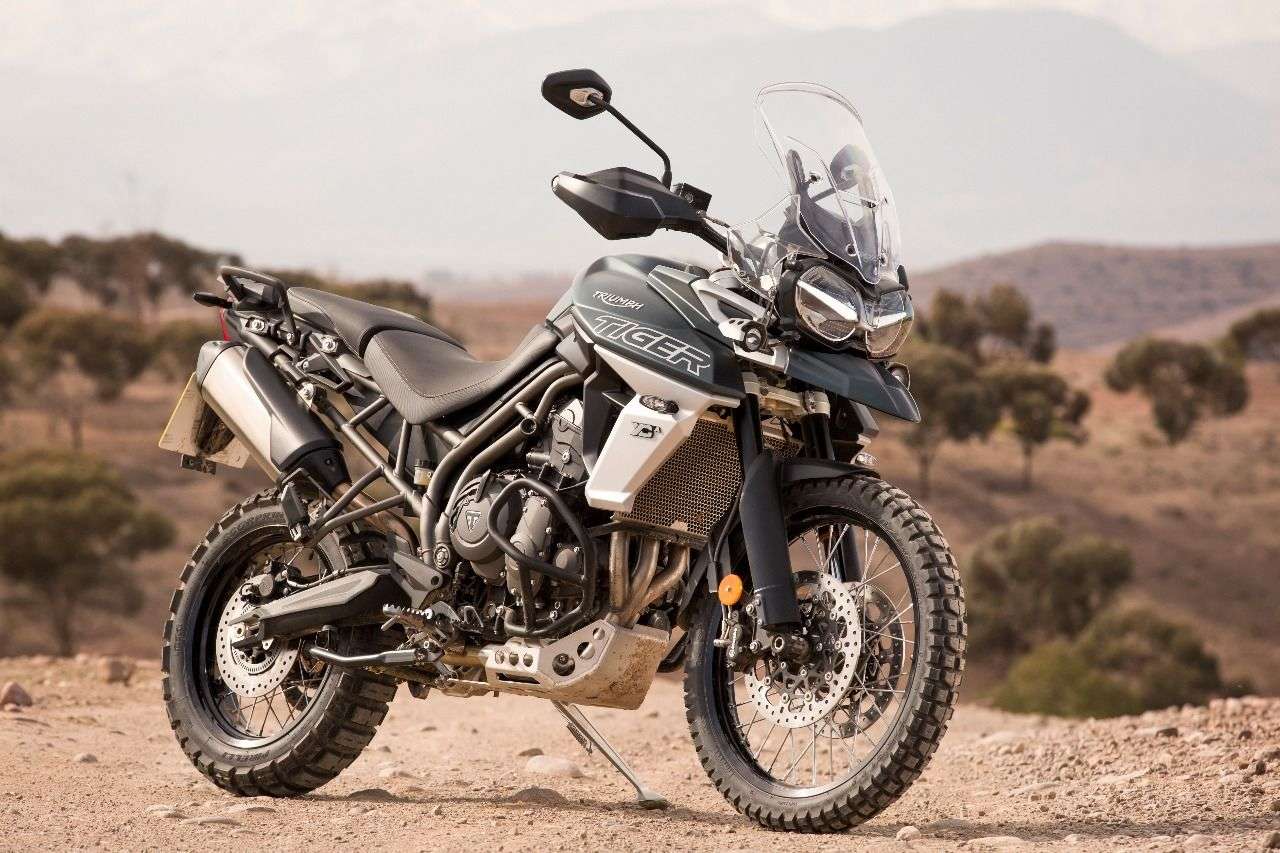 Tiger 800 XCa mit 21-Zoll-Drahtspeichenvorderrad, Motorschutz, Rallye-Fußraster und hohem Lenker