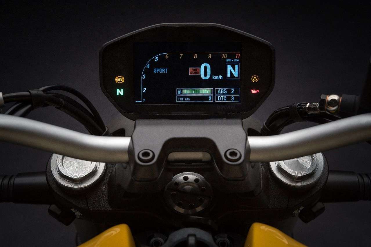 Großer Fortschritt: Das Farb-TFT-Display der neuen Monster 821 ist hübscher, besser ablesbar und mit einer Ganganzeige ausgestattet. Hier übrigens im Nacht-Modus.