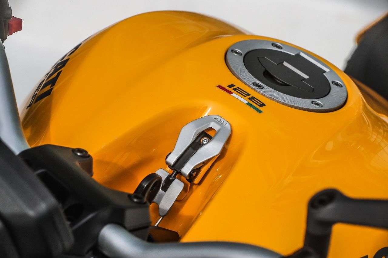Der neue Tank der Monster 821 mit Schnalle, wie bei der Ur-Monster aus dem Jahr 1992. Dass er um einen Liter weniger fasst als bisher, will man ihm angesichts der muskulösen Formen gerne verzeihen.