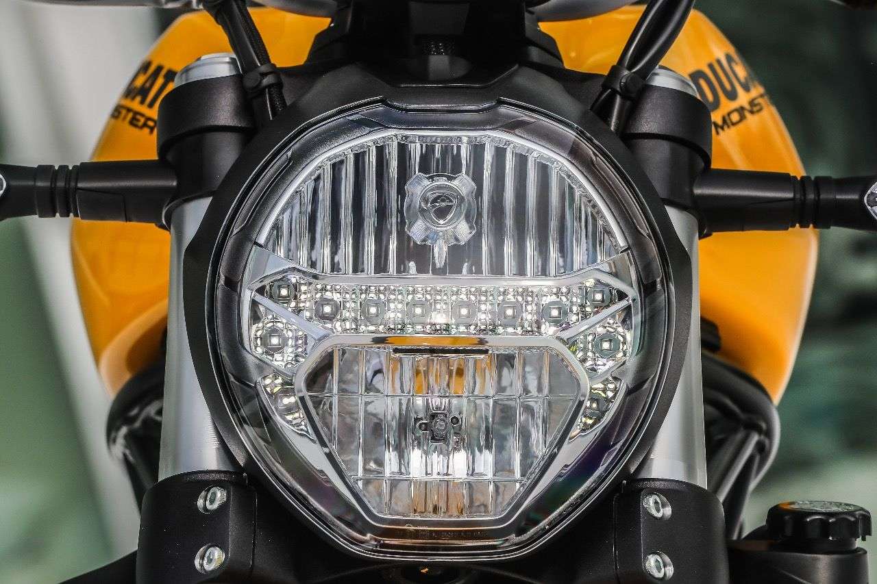 Der neue, fast kreisrunde Scheinwerfer der Monster 821 mit LED-Standlicht.