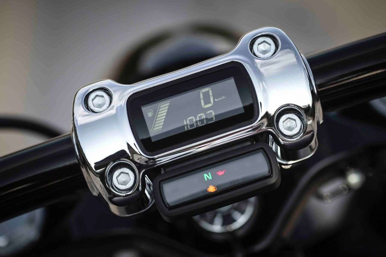 Harley schafft es auch nach 115 Jahren, uns zu überraschen: Das witzige und winzige Display in der Lenkerklemme ist perfekt abzulesen und bietet alle Infos, die man braucht.