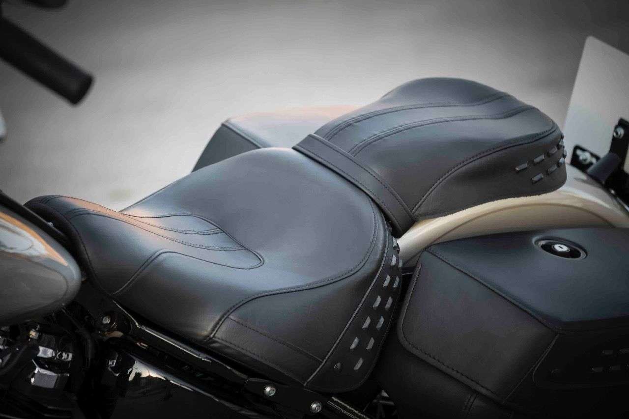 Die gemütlichste Art, auf einer neuen Softail zu sitzen: Das lederbezogene Fauteuil der Heritage Classic 2018.
