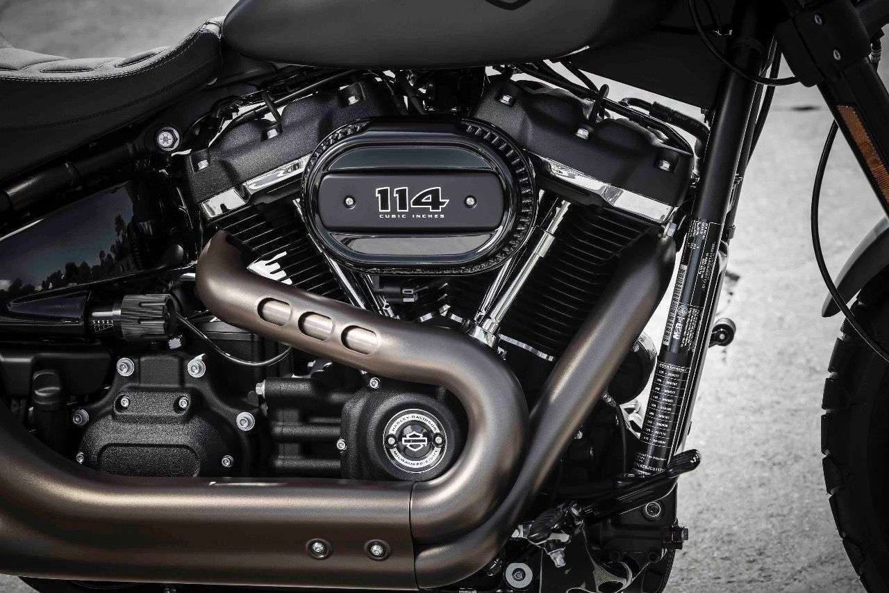 Die Abgasanlage umwickelt den Motor der Harley-Davidson Fat Bob wie eine Boa constrictor, die 114er-Version mit 94 PS macht Laune und schiebt entschlossen voran.