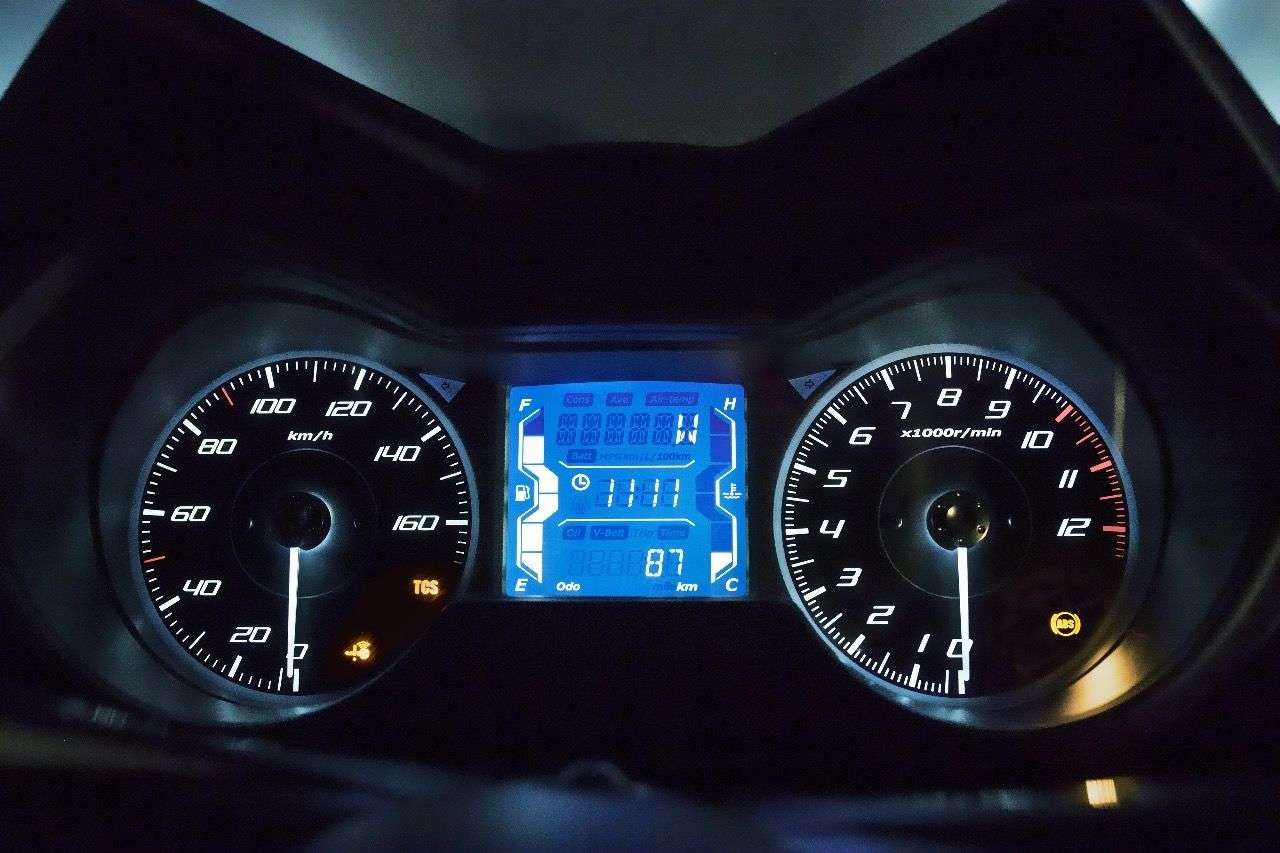 Wie bei den Großen: Der X-MAX 125 mit klar ablesbaren Analog-Instrumenten und LCD-Infoscreen in deren Mitte.