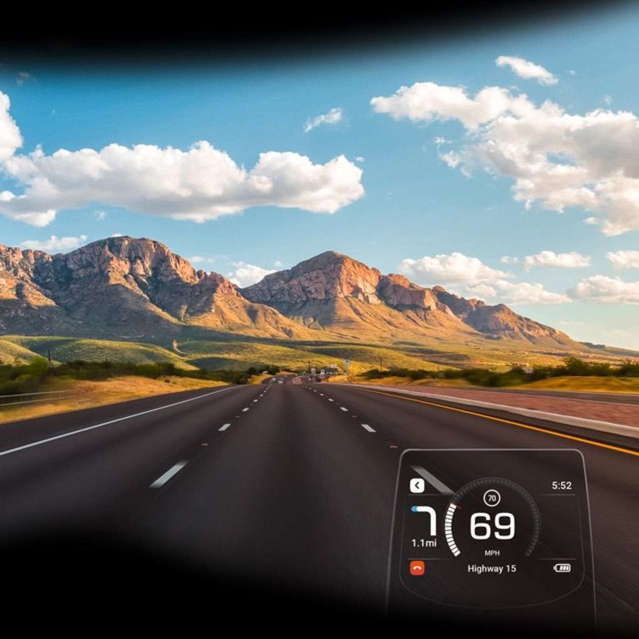 So in etwa nimmt man als Fahrer das Display war: transparent und am unteren rechten Eck. In dieser Menü-Ebene wird die Geschwindigkeit dargestellt, links davon ein Hinweis der Routenführung. Man kann aber auch in die Navi-Darstellung wechseln, dann sieht man eine Karte, in die man ein- oder auszoomen kann.