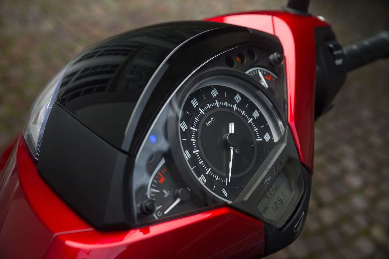 Das neu gestaltete Cockpit des Honda SH125i und ...