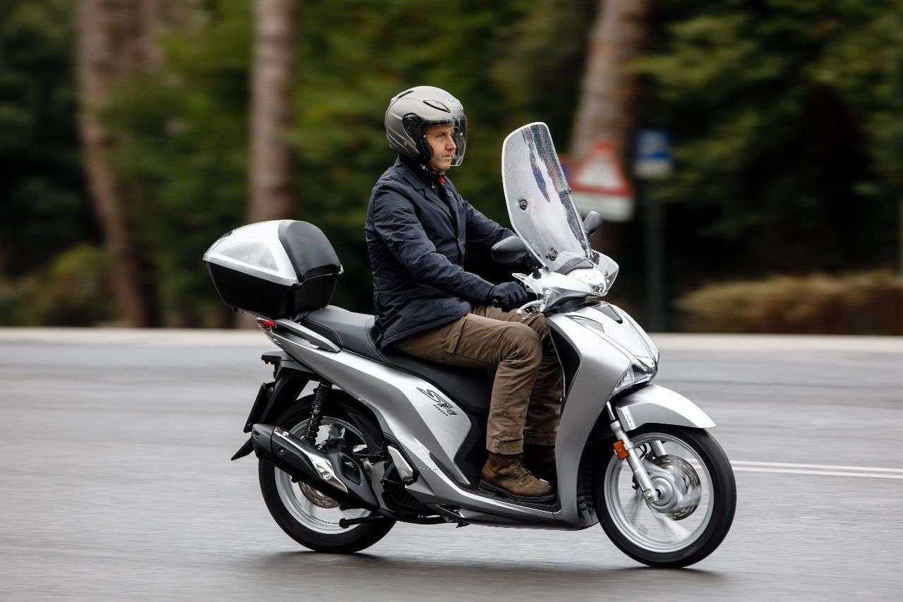 Honda SH150i: Etwas mehr Hubraum, etwas mehr Leistung – für alle, die nicht an den 125er-Schein gebunden sind.