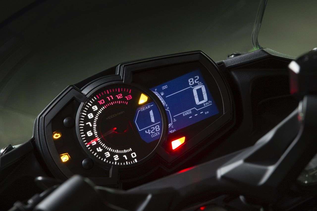 Das Instrument der Ninja 650 stammt von der Z1000SX: sehr übersichtlich, allerdings fehlt die Umgebungstemperatur.