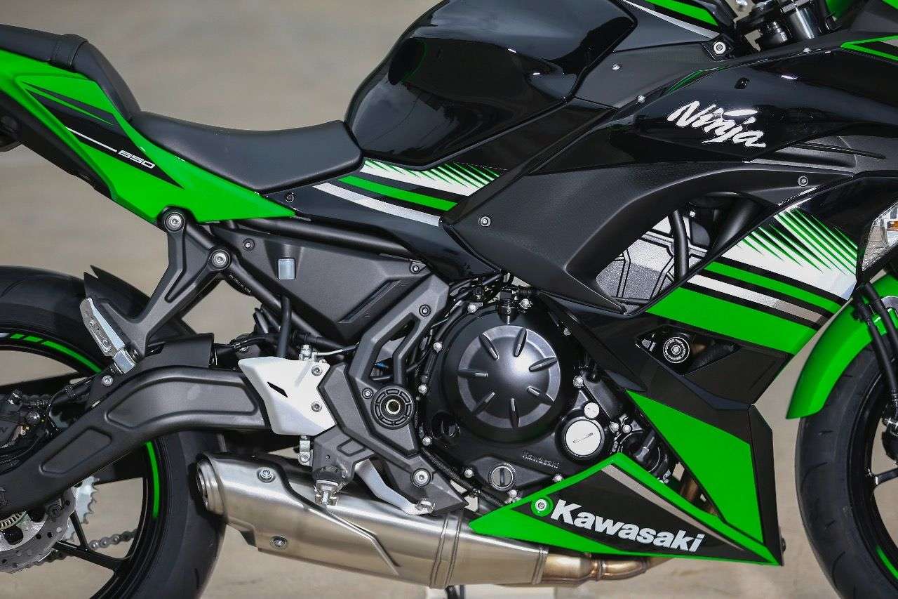 Der Reihenzweizylinder der Kawasaki Ninja 650 stammt noch von der ER-6f, wurde aber kräftig überarbeitet und um zwei Kilo leichter. Die neuen Werte; 68 PS, 66 Nm – und der Verbrauch wurde um 8% auf 4,3 l/100 km im WMTC reduziert.