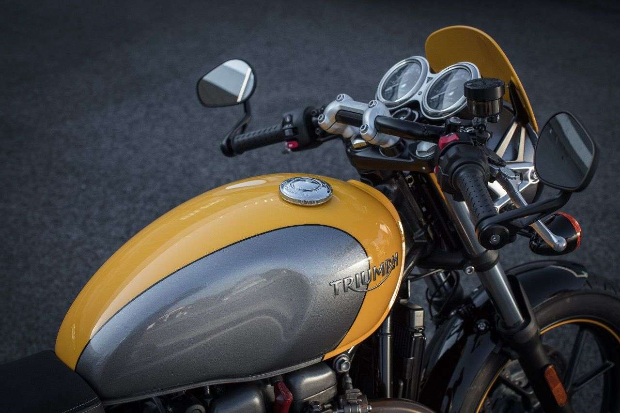 Triumph Street Cup: Zweifärbiger Tank mit edler Hand-Linierung.