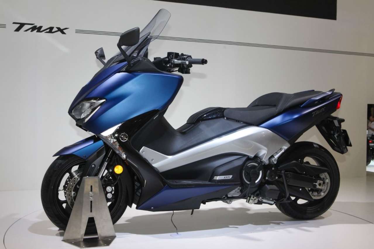 Yamaha richtet den Fokus auf der Eicma auf den neuen TMAX. Jetzt in drei Ausstattungen verfügbar, mit vielen edlen Details und schlauen Funktionen.