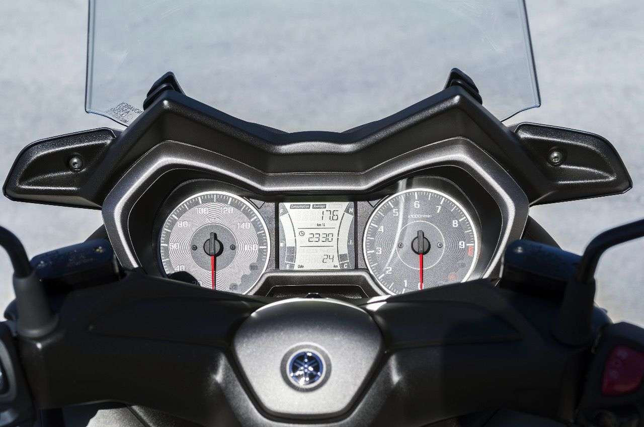 Cockpit im Stil des großen TMAX: Zwei analoge Rundinstrumente mit großem Multifunktions-LCD-Bildschirm in der Mitte.