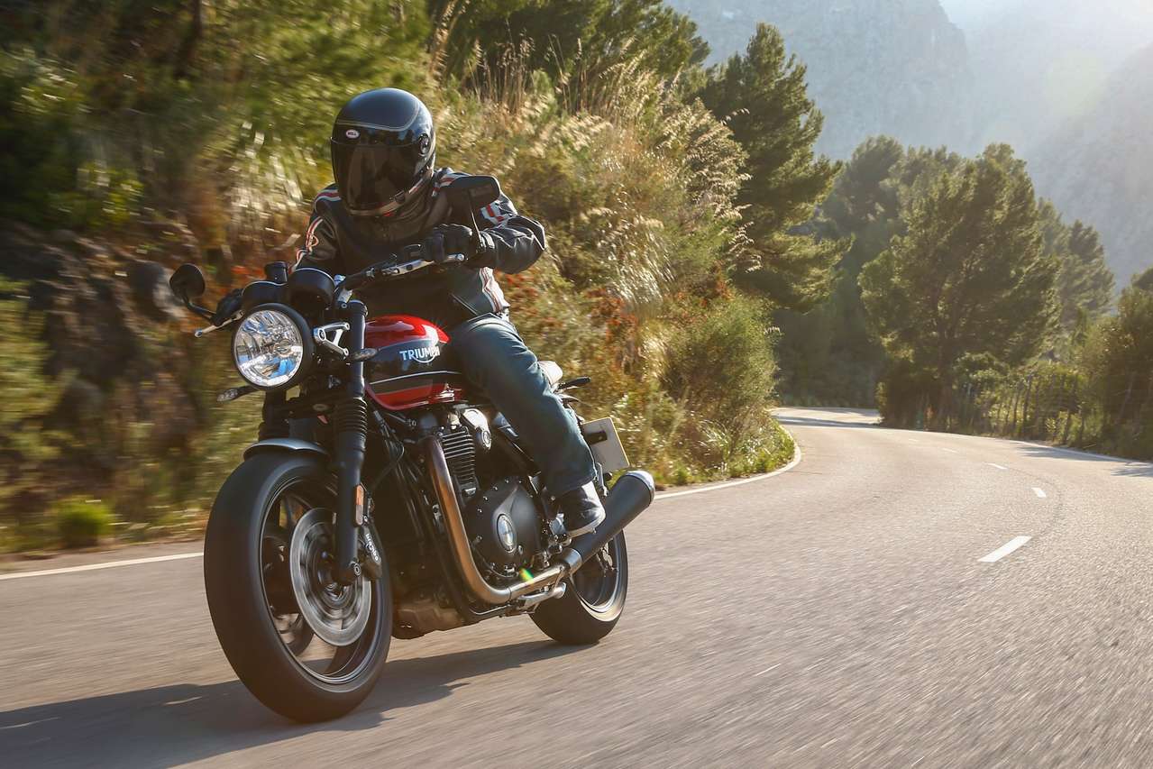 Mächtige Erscheinung, aber agil und leichtfüßig in den Kurven: die neue Triumph Speed Twin. Fotos: Kingdom Creative