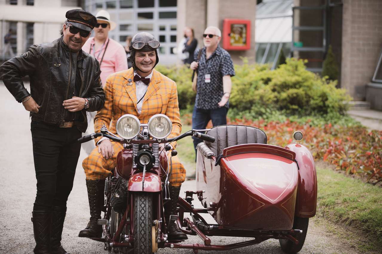 Der österreichische Hotelier Scheiber (l.) fuhr hier eine Harley-Davidson 29-D (1929), das Motorrad im Bild ist eine Henderson K aus deutschem Besitz und ebenfalls aus 1929.