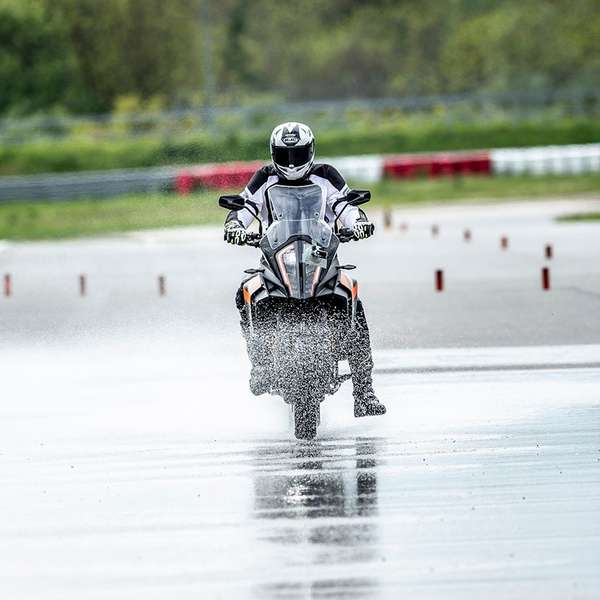 Messung der Bremswege aus 100 km/h auf konstant gefluteter Strecke.