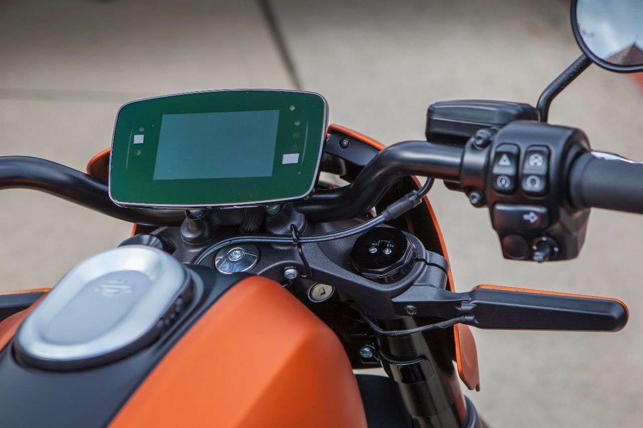 Das 4,3-Zoll-TFT-Display reagiert im Stand auf Berührungen, während der Fahrt wird es per Joystick bedient.