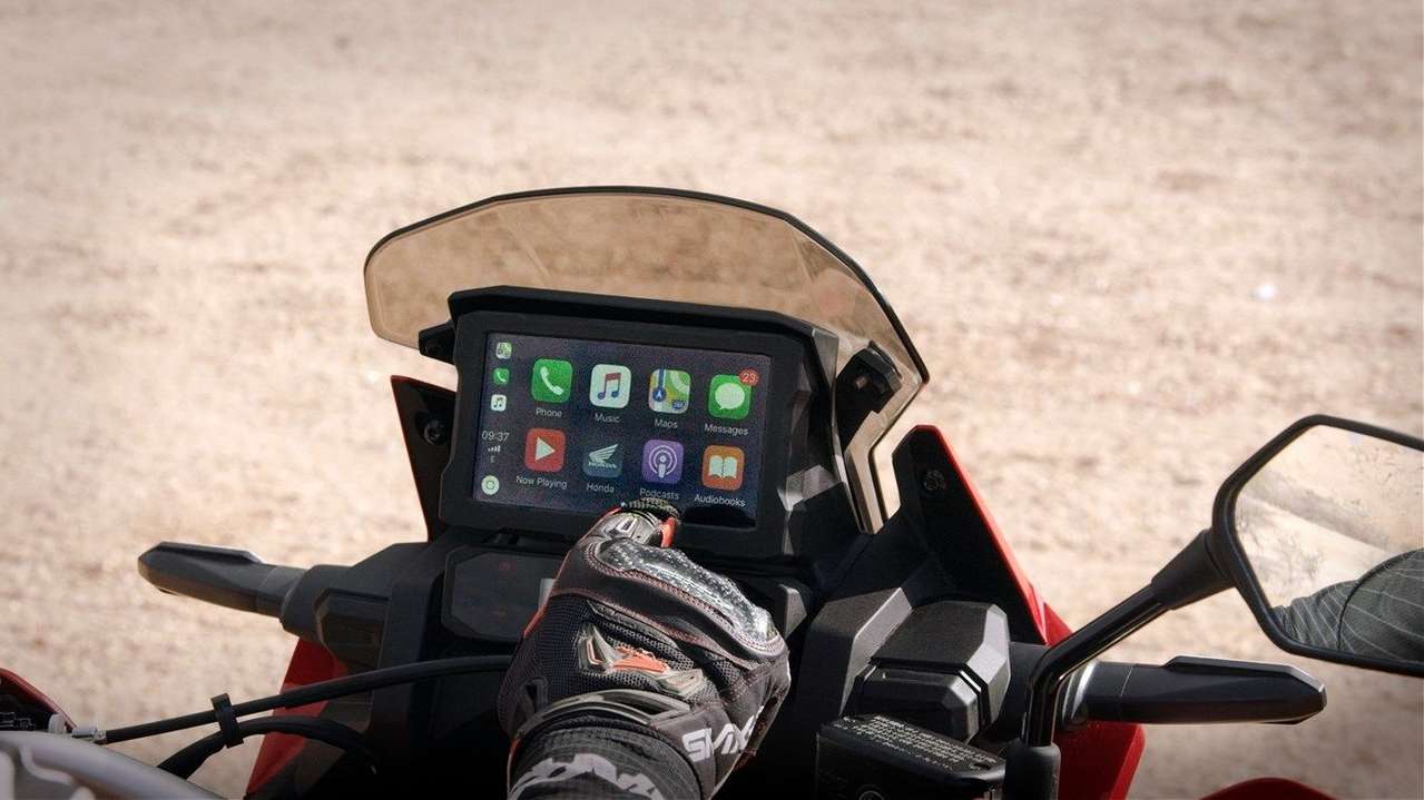 Das Display bietet Touch-Funktionalität und unterstützt Apple Car-Play.