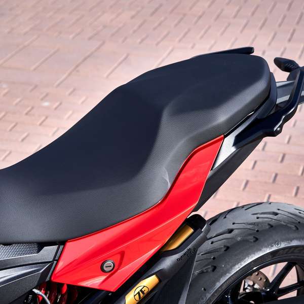 Top-Tourensattel mit 825 mm Sitzhöhe