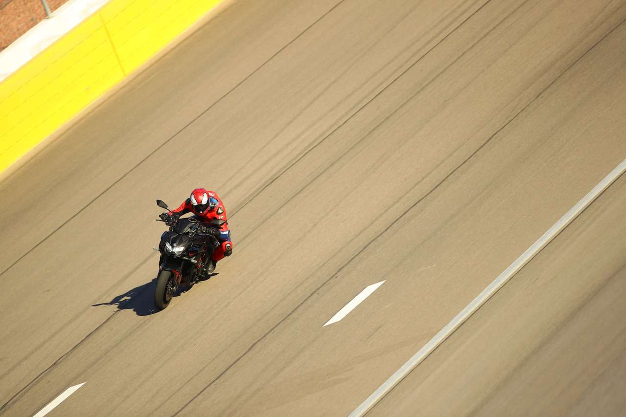 Kawasaki Z H2 2020 im Steilkurven-Oval des Las Vegas Speedway