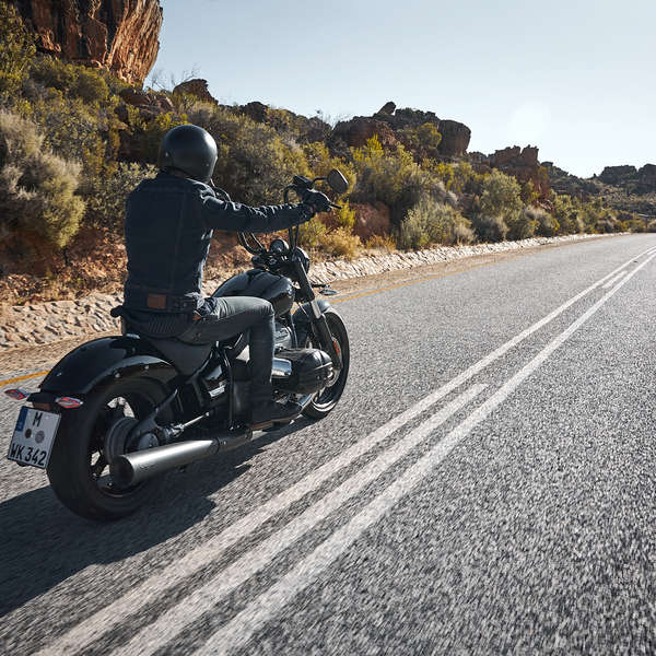 BMW R18 als hippiemäßiges Modell mit Ape-Hanger, Sport-Schalldämpfer und Ventildeckel im Zweiventiler-Stil.