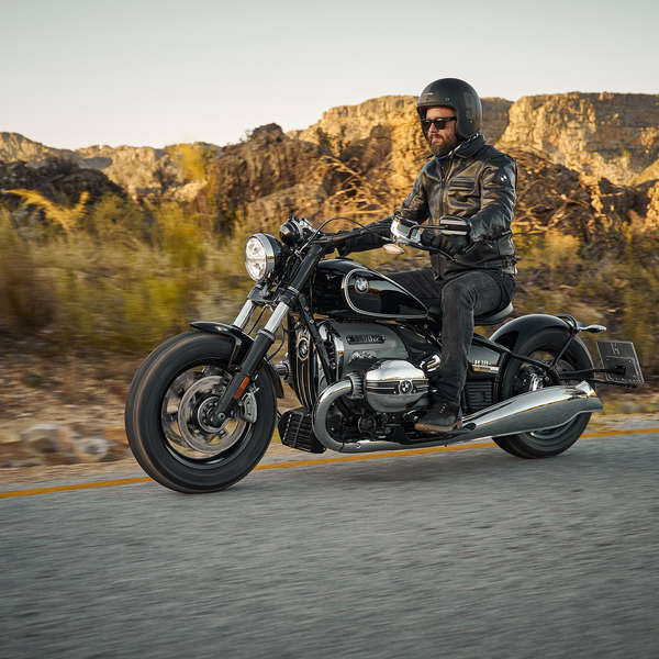 BMW R 18 als Bobber mit Schwingsattel, „frei stehendem“ Hinterrad, abmontierten Gabelhülsen und Ventildeckel in „2-Tone-Black“.