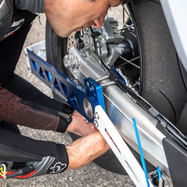 Den Wheelie-Trainer an der Schwinge ausrichten und die Gegenplatte fixieren