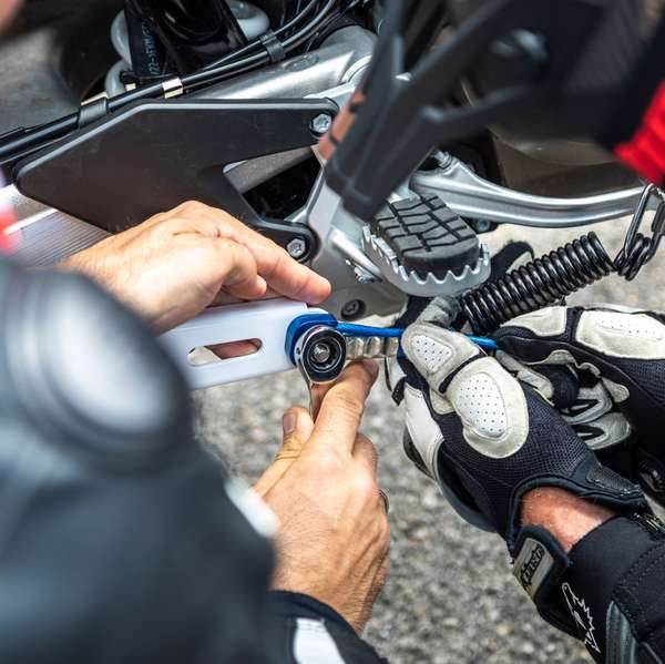 Die Länge des Drahtseils verändert die maximale Wheelie-Höhe und sollte von einem Könner voreingestellt werden