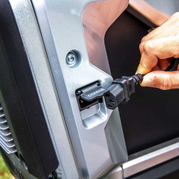 Praktisch: geladen wird mittels Kaltgerätestecker an der 220-V-Steckdose