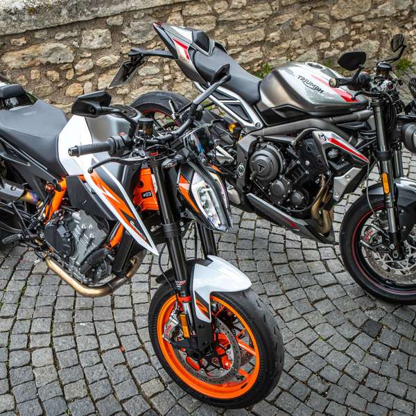 KTM 890 Duke R und Triumph Street Triple RS