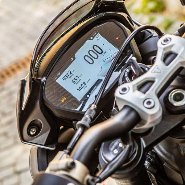Das größere Triumph-Display ist bei schwierigen Lichtbedingungen besser lesbar