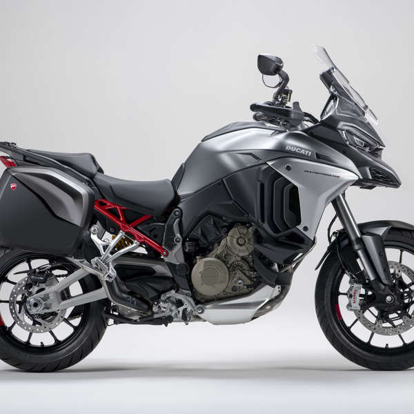 Ducati Multistrada V4 in Reise-Montur