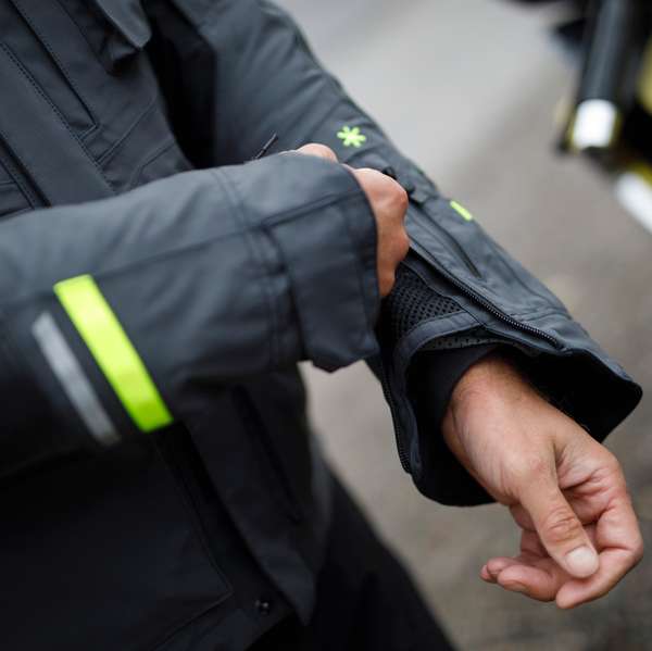 Weite Ärmel-Öffnungen für leichtes An- und Ausziehen der Handschuhe.