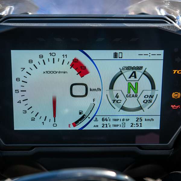 6,5-Zoll-TFT mit Connectivity. Navi-Apps kommen von 8 Drittanbietern.