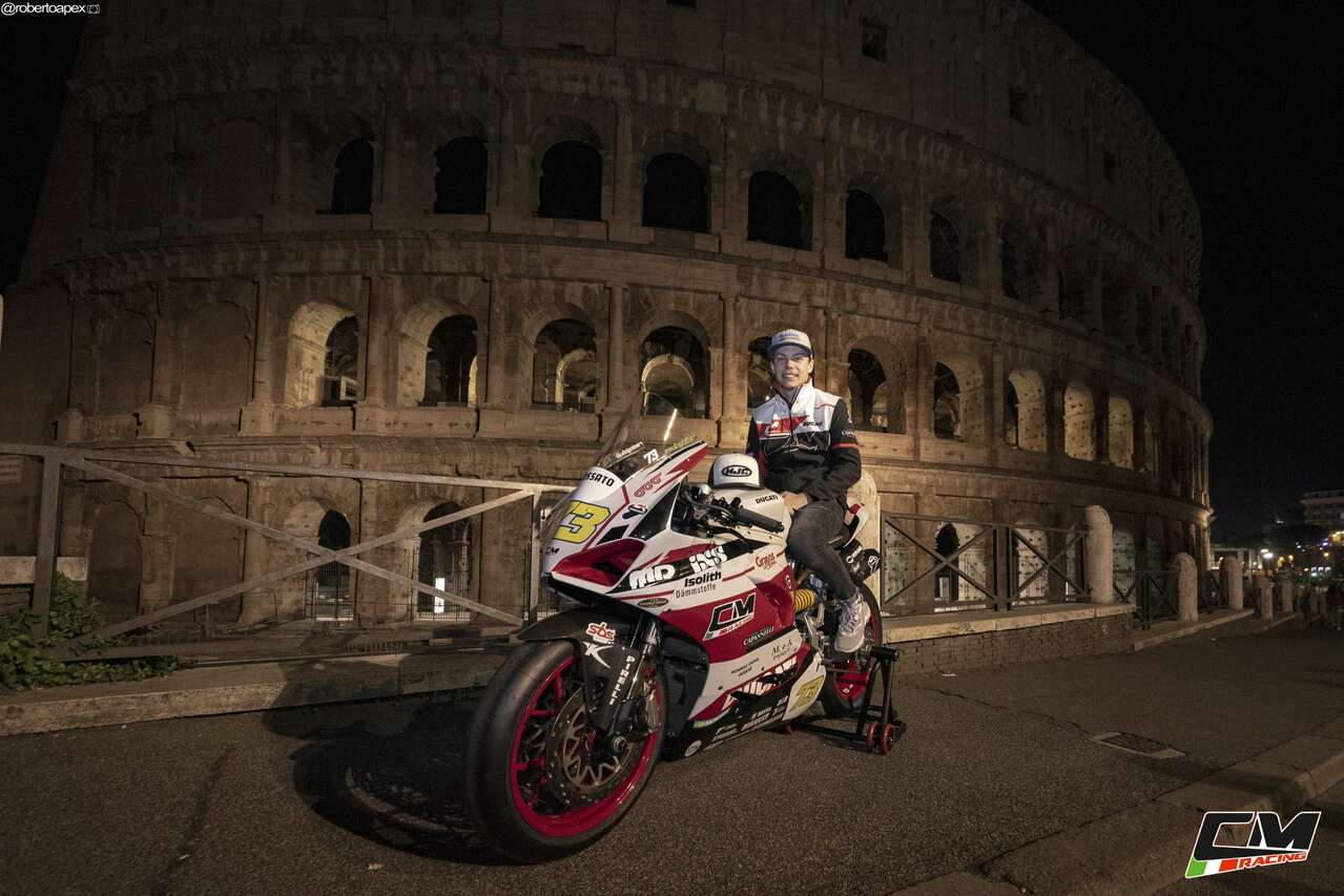 Maximilian Kofler auf seiner Ducati Panigale V2 vor dem Kolosseum (Credit: Roby Apex/CM Racing/Motorsport Kofler)