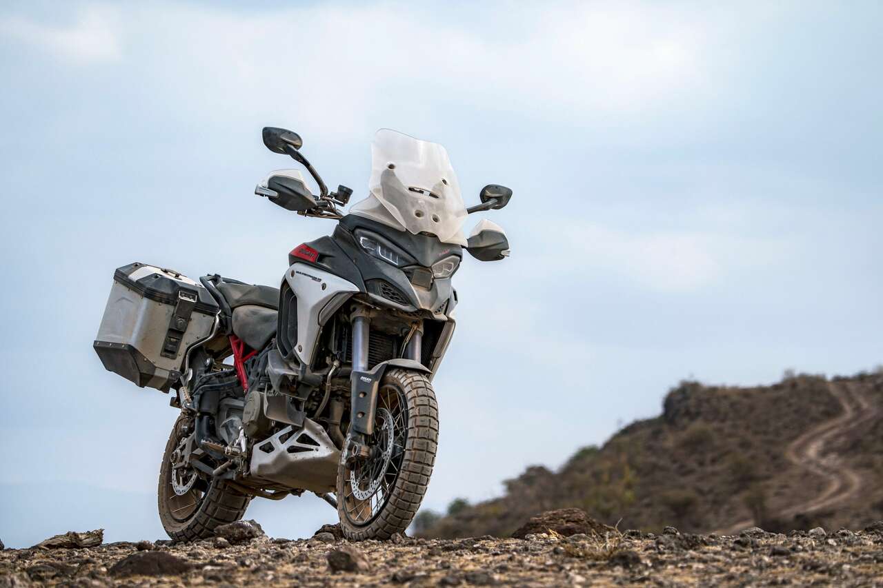 Ducati Multistrada V4 Rally. Die stolligen Reifen, die größeren Handguards und die Seitenkoffer kosten extra.