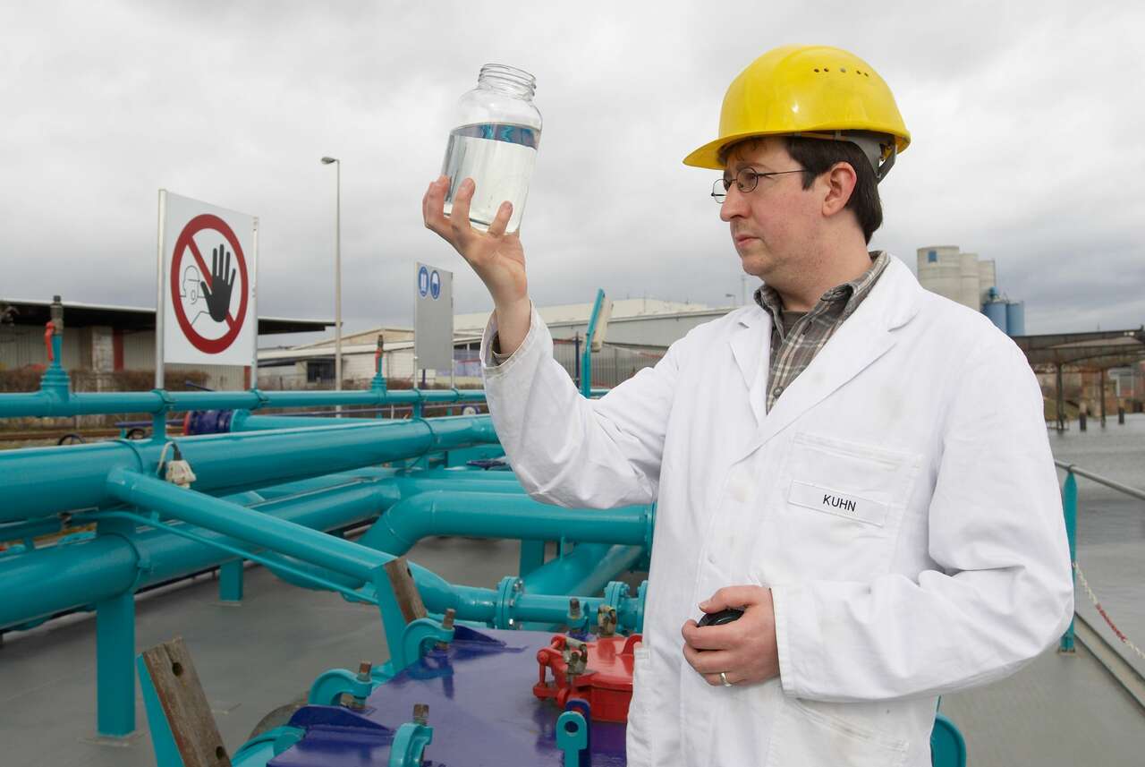 Oliver Kuhn, stellvertretender Leiter des Öllabors von Liqui Moly
