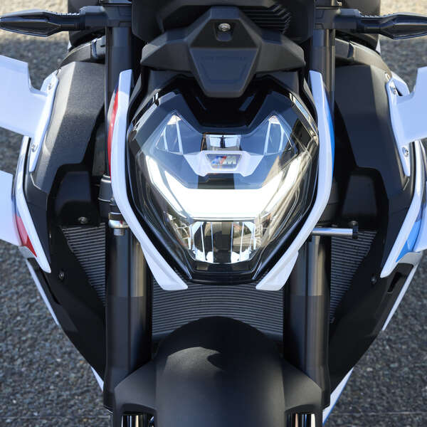 Wings verleihen Downforce: 11 kg / 220 km/h