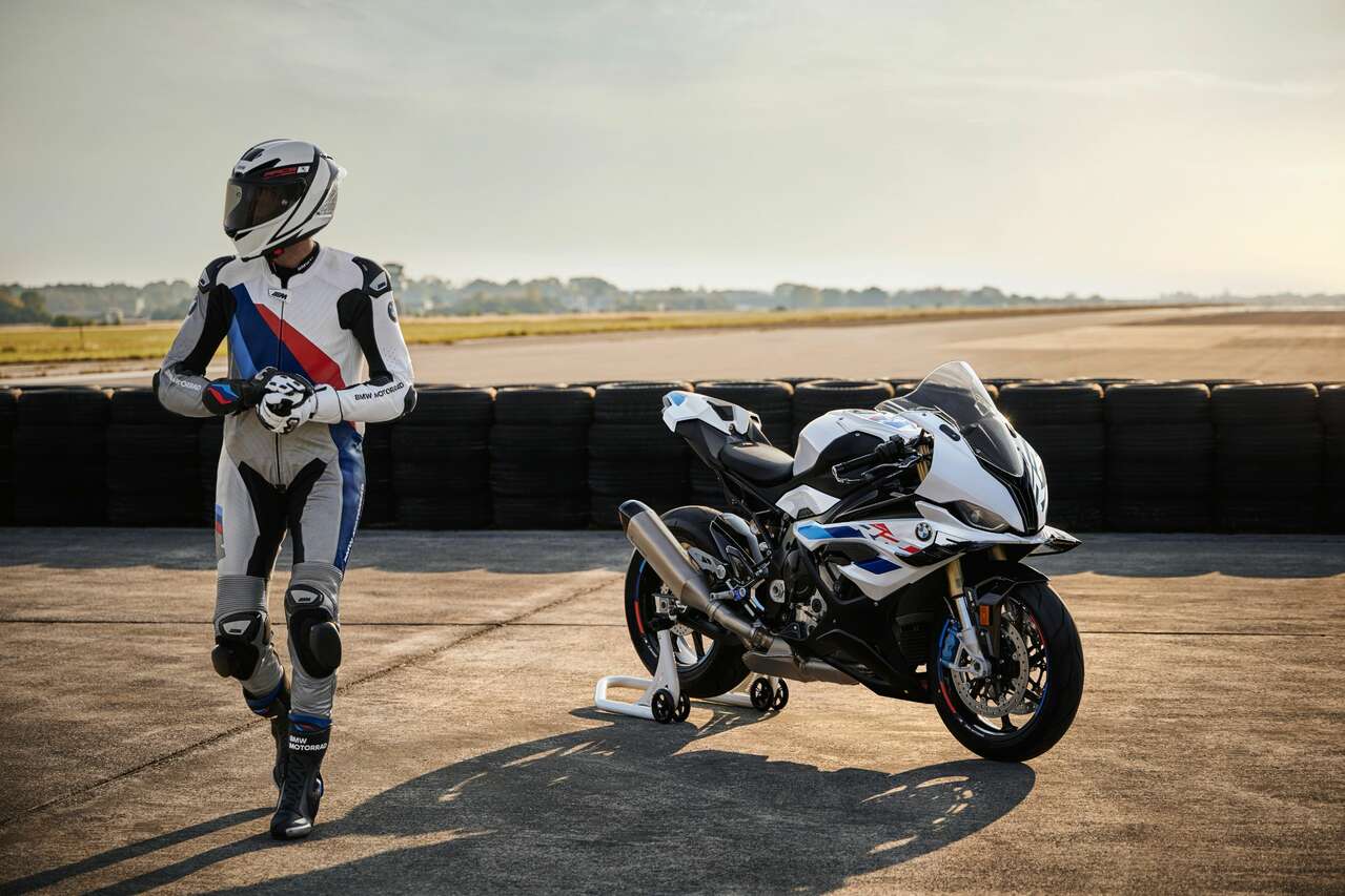 BMW Motorrad Helm M Pro Race Curbs, Anzug M Pro Race Comp, Handschuhe M Pro Race Comp und Stiefel M Pro Race Comp