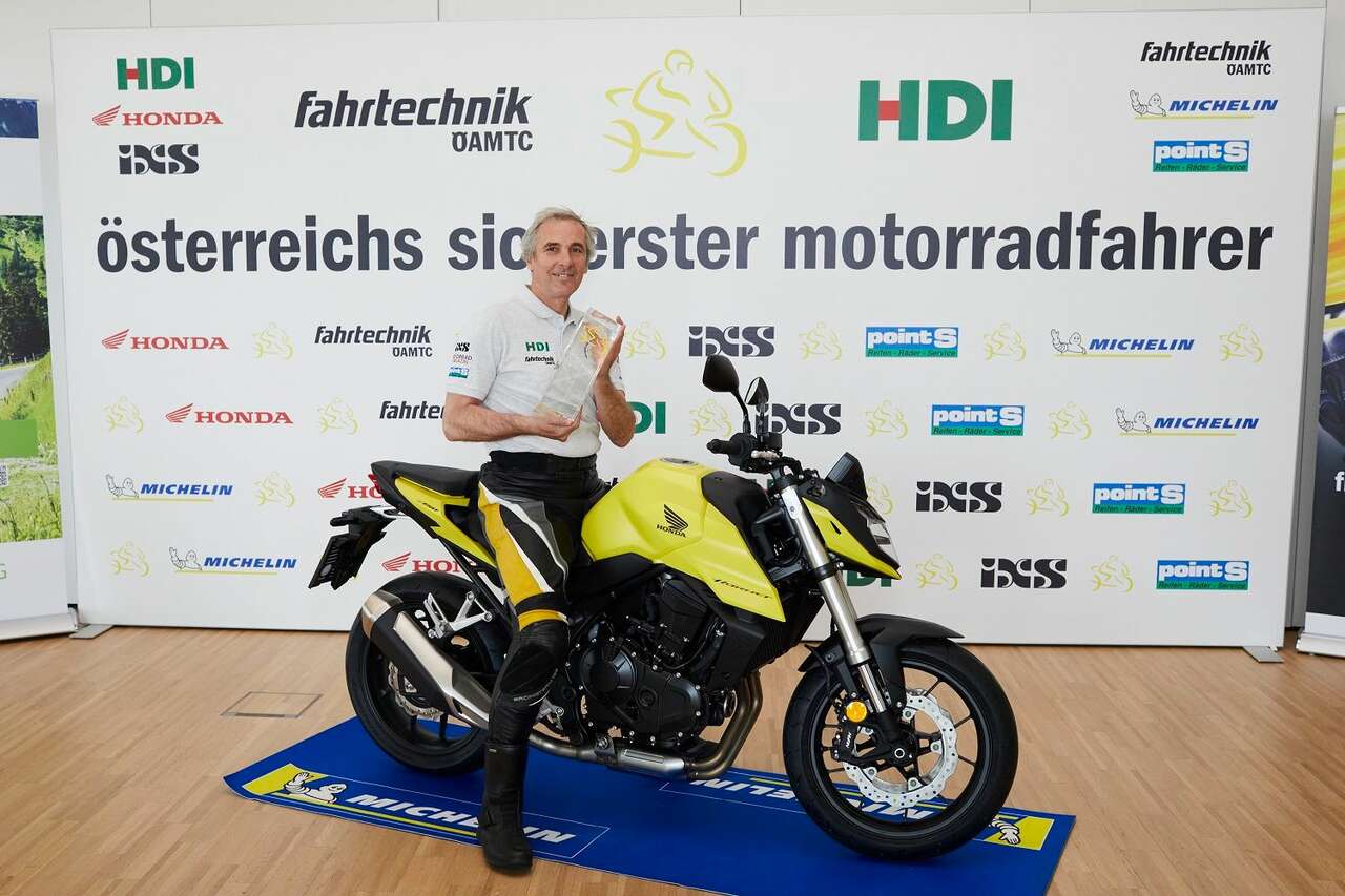Motorrad-Chefinstruktor Georg Scheiblauer am diesjährigen Hauptpreis: einer nagelneuen Honda Hornet. Foto: Fotoservice Tesarek
