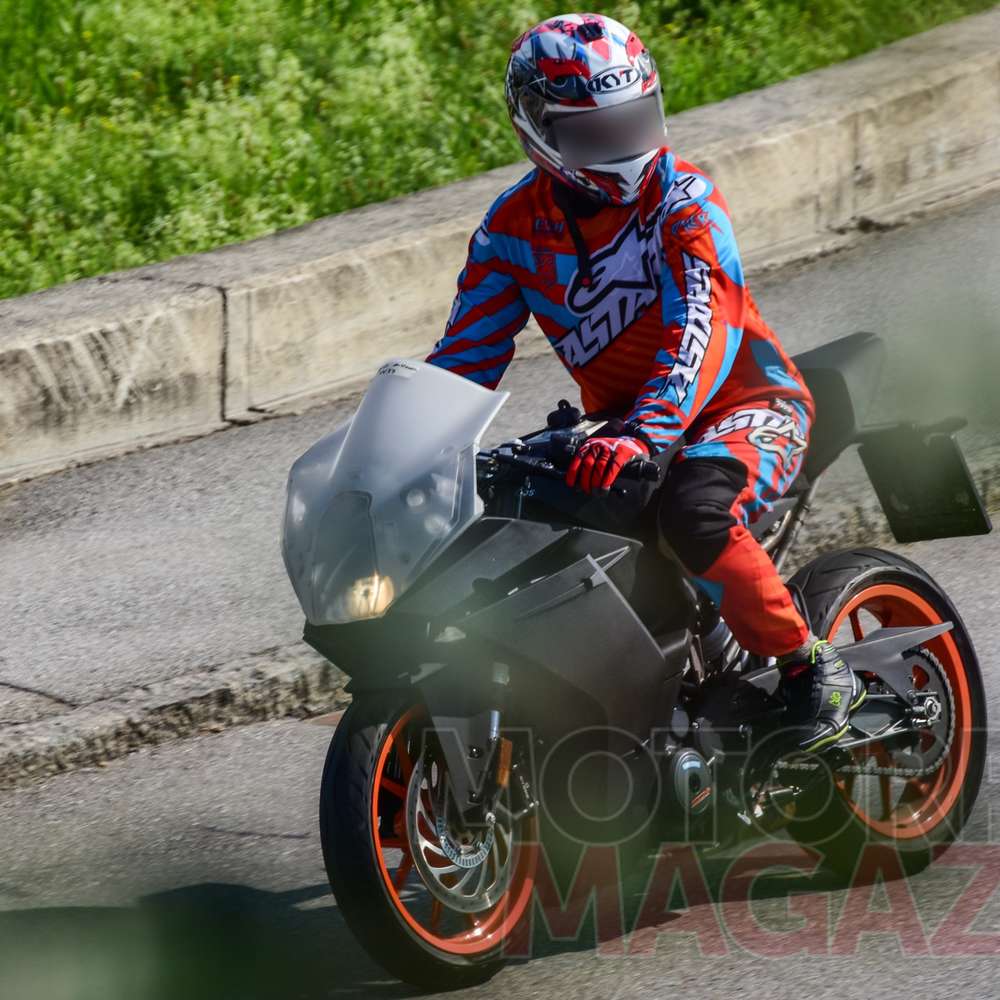 Prototyp der neuen KTM RC390, unlackiert, von rechts nach links fahrend