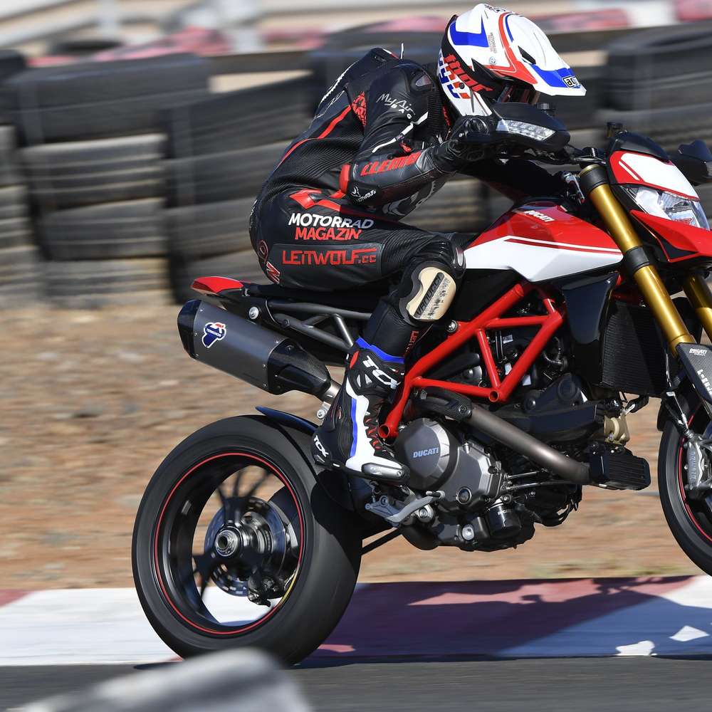 Die neue Ducati Hypermotard SP Modelljahr 2019 von links nach rechts fahrend mit Wheelie