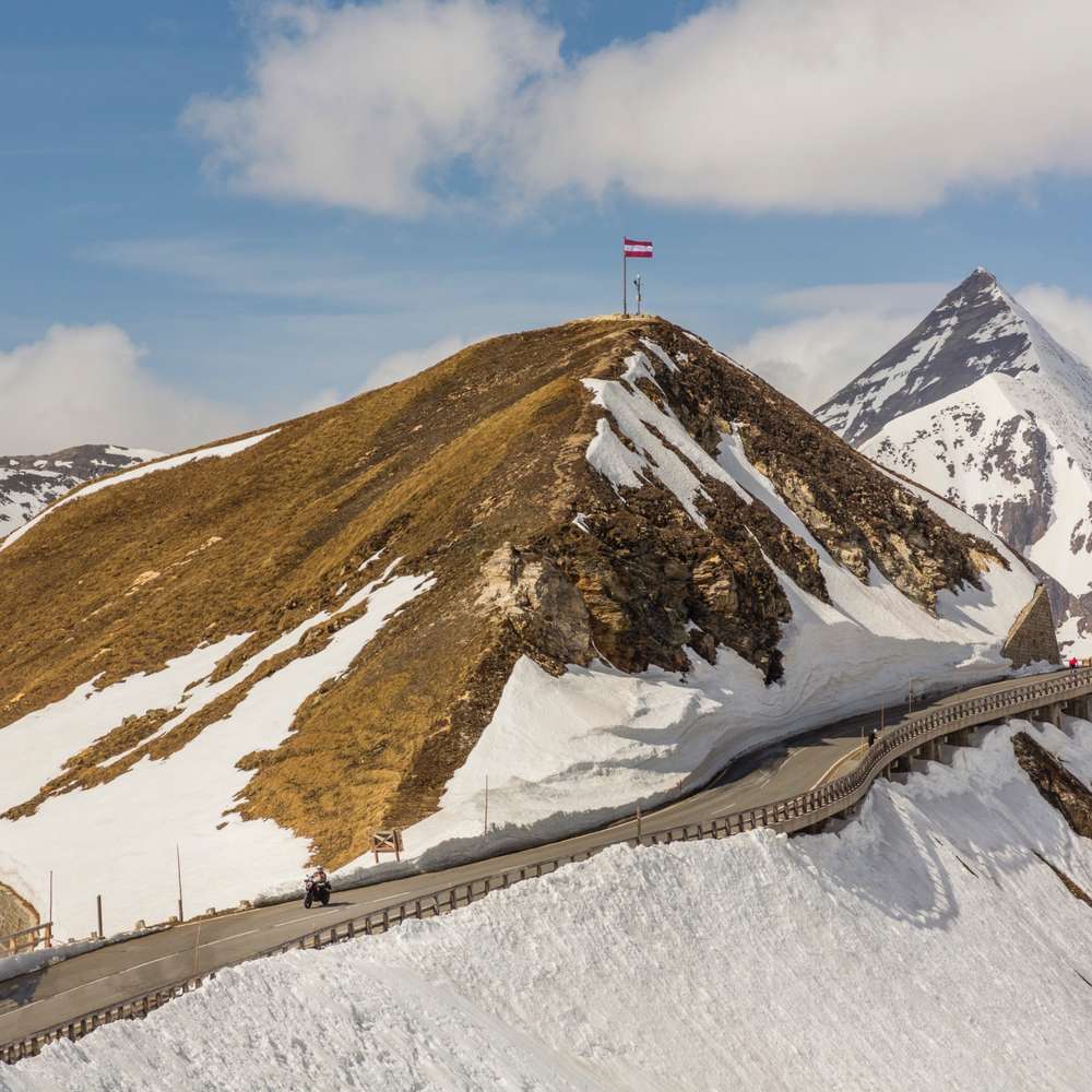 Foto von der Großglockner-Hochalpenstraße mit dem Motorrad und Schnee