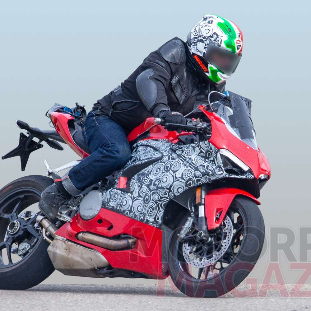 Erlkönig der Ducati Panigale V2 des Modelljahrs 2020 in Rot von links nach rechts