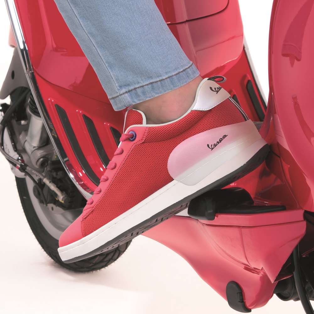 Vespa-Schuh Freccia in Rot auf einer Vespa getragen