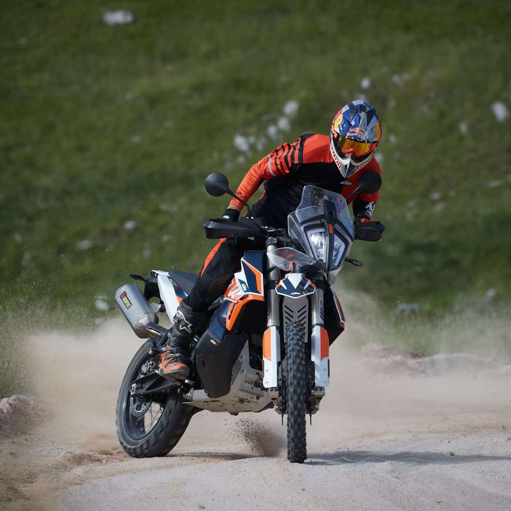 Mit je 270 mm Federweg dürfte der KTM 790 Adventure R Rally kein Hindernis zu groß sein.